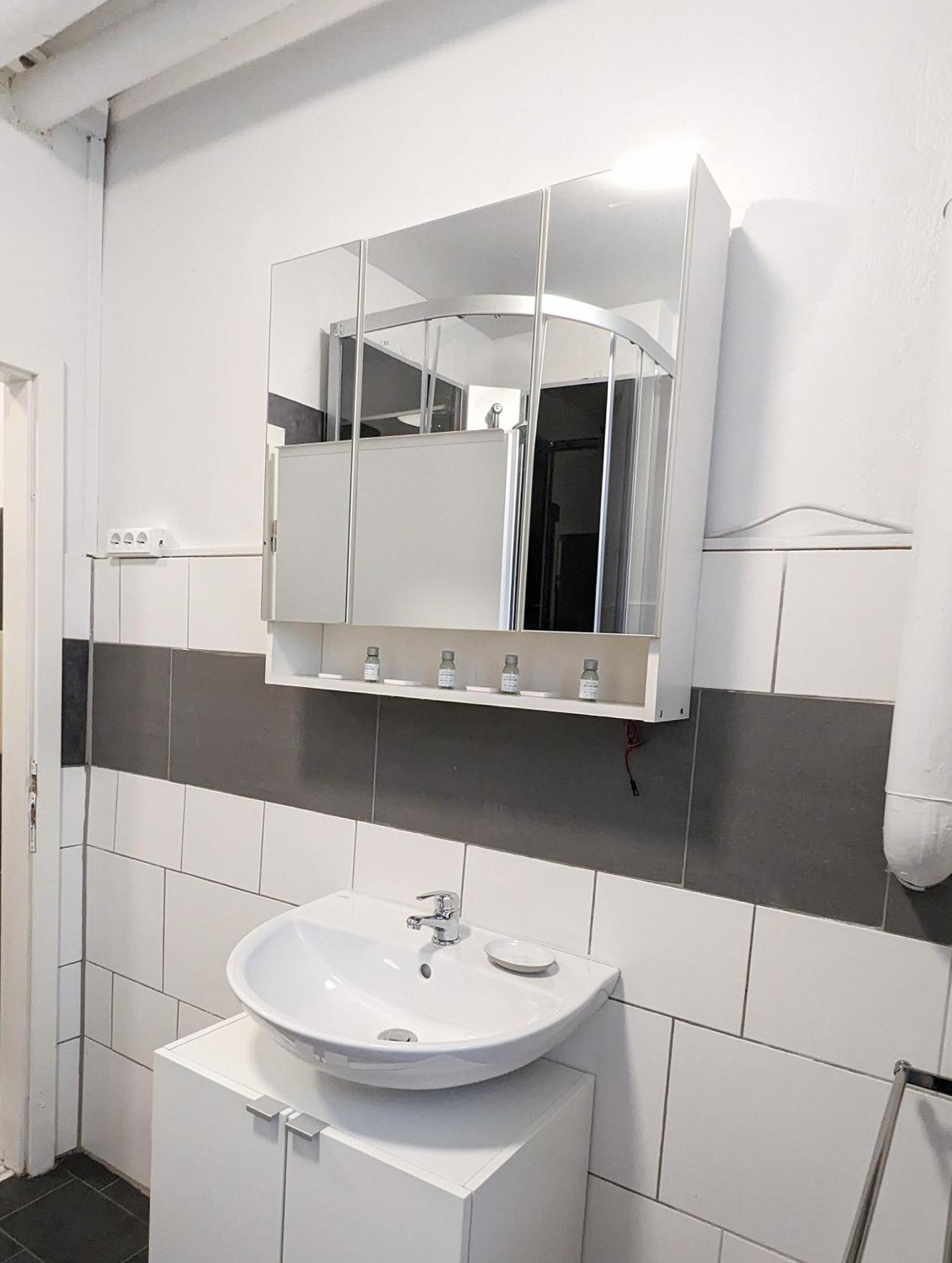 Tiergarten: Central, Spacious, Beautiful Designed 2-br Near Park Appartement