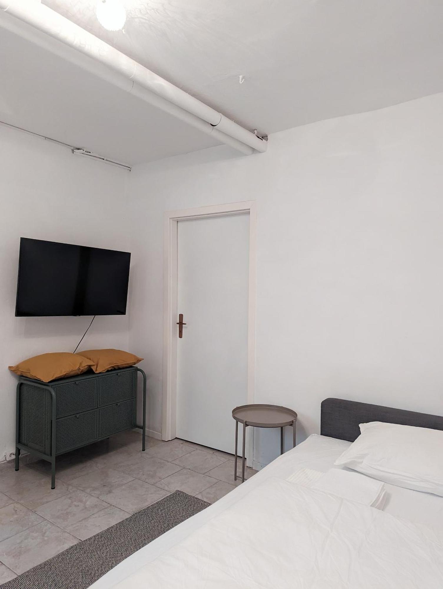 Tiergarten: Central, Spacious, Beautiful Designed 2-br Near Park Appartement