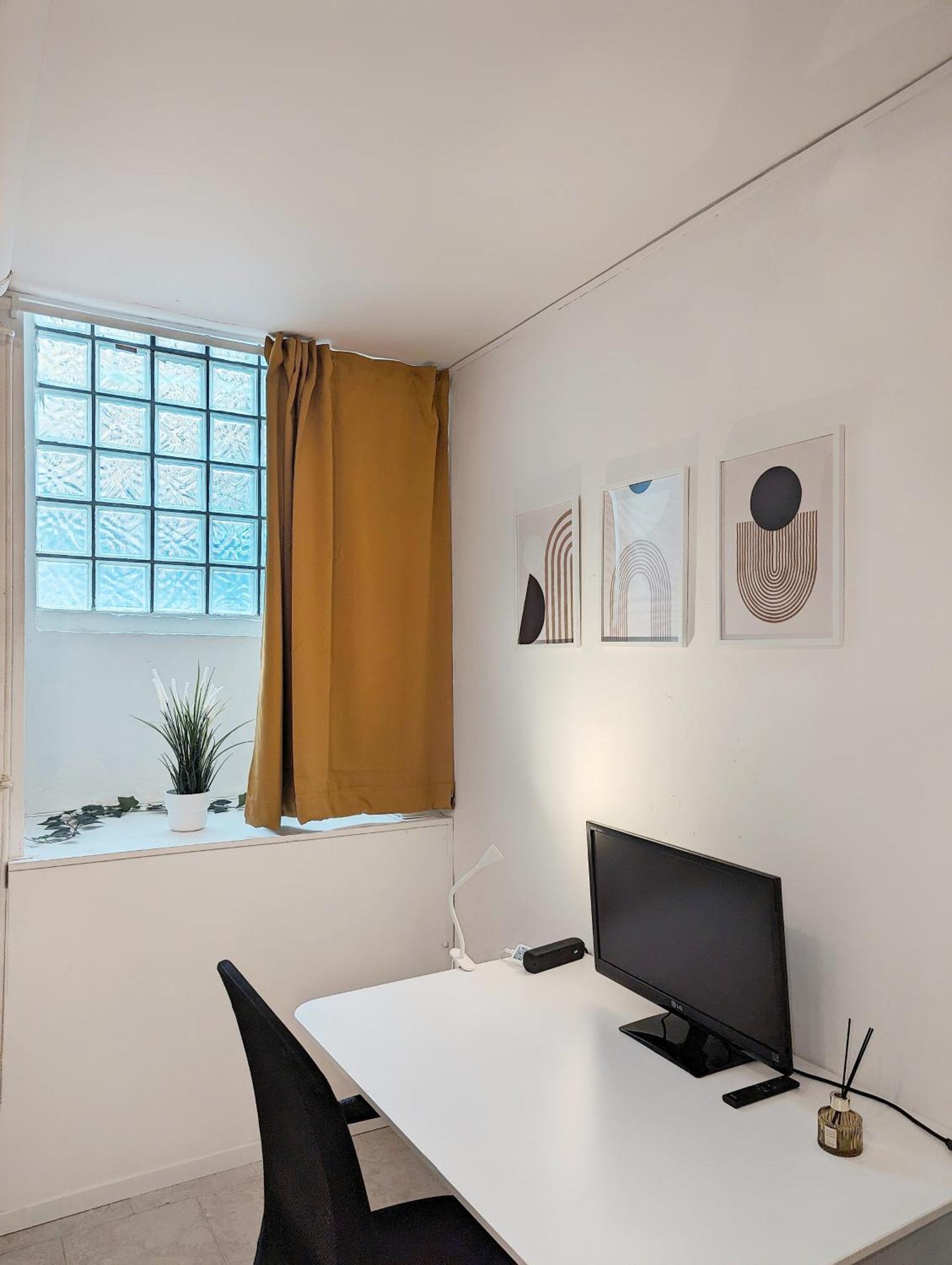 Tiergarten: Central, Spacious, Beautiful Designed 2-br Near Park